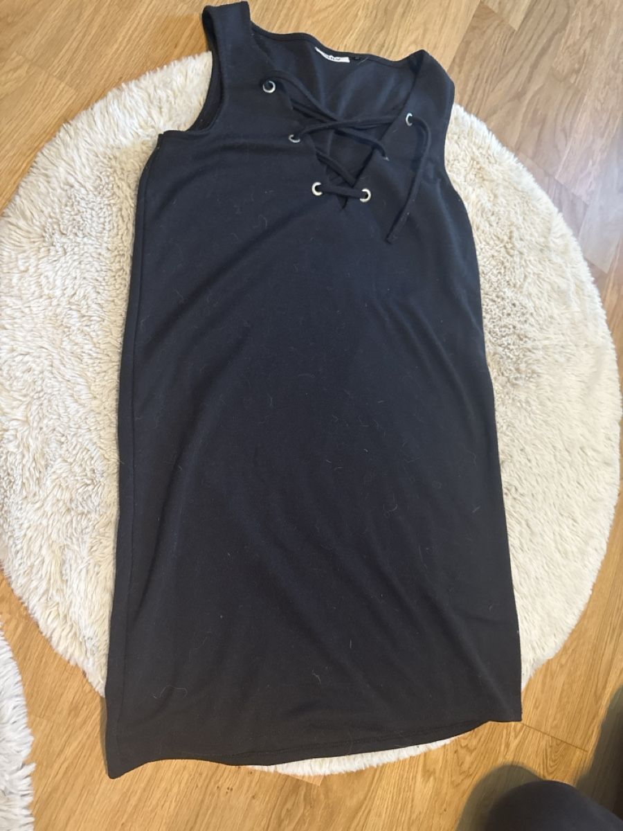 Only Vestiti: Only Kleid Schwarz mit Schnüren vorne – Usato da Sevelen venduto da Shelly