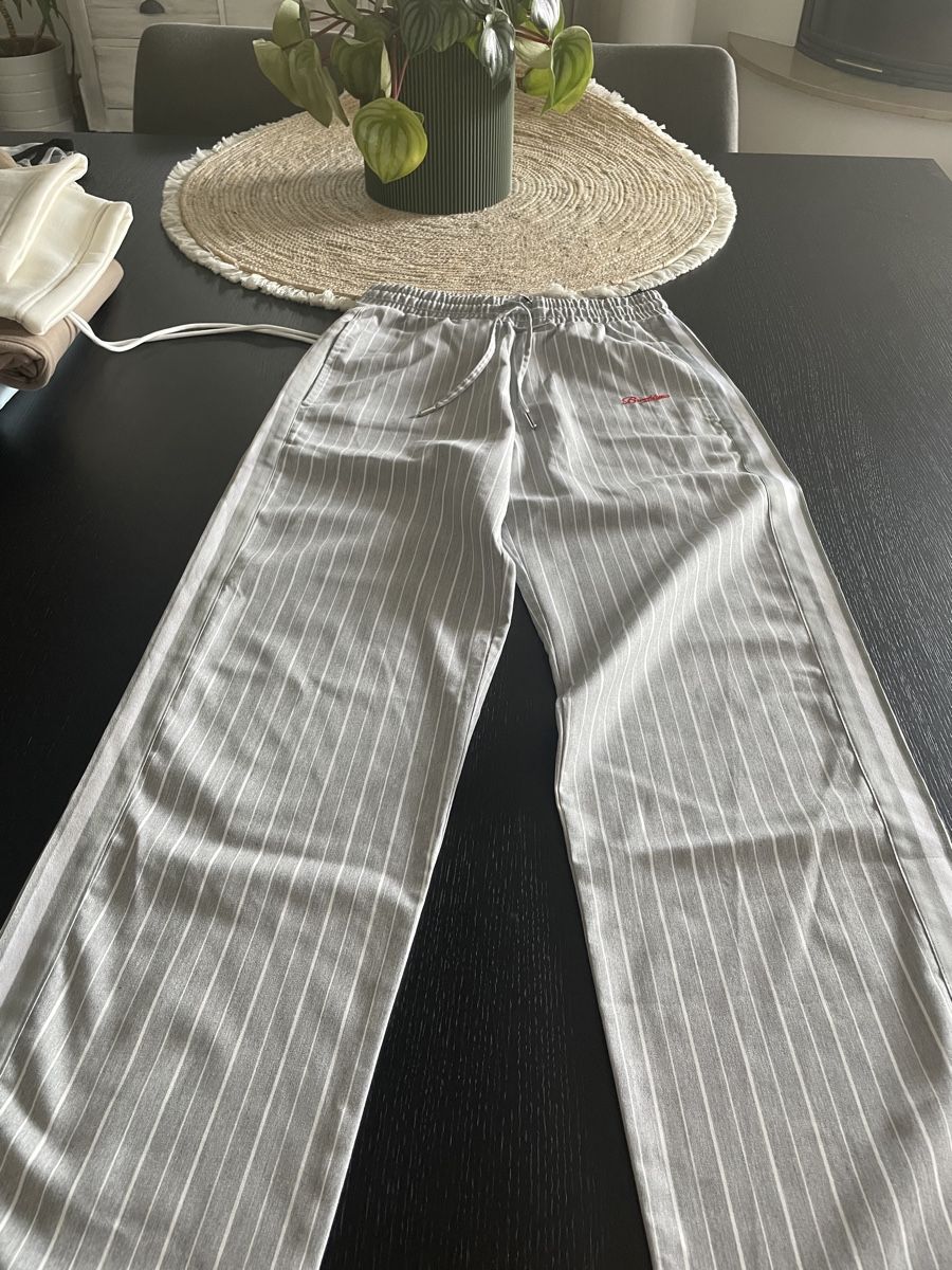 Pantaloni: Pantalon gris et blanc, taille S – Nuovo (secondo la descrizione) da Bussigny venduto da Z.seller