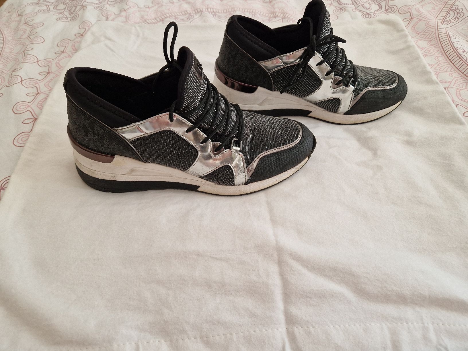 Michael Kors Chaussures femmes: Michael Kors Turnschuhe 38.5 silber – D'occasion à Zürich par Mani56 1