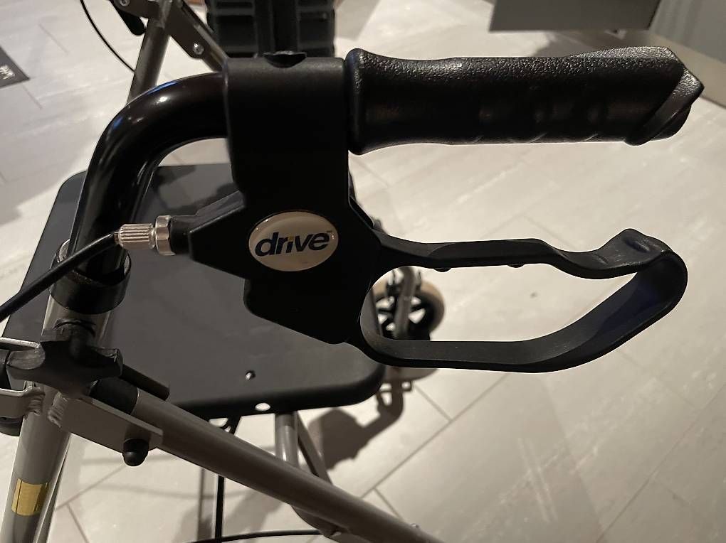 Gehhilfen: Rollator, Gehhilfe Drive mit Sitz und Bremse – Gebraucht aus Kleindietwil von Ttik 2