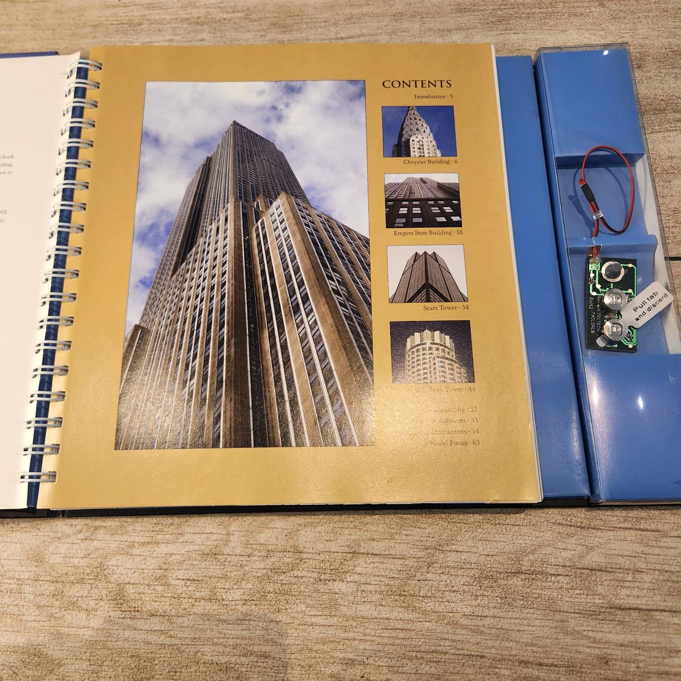 Caterham Kit di costruzioni: Master Builder Skyscrapers Architektur-Baukasten mit LED – Usato da Altendorf venduto da Zeitkapsel