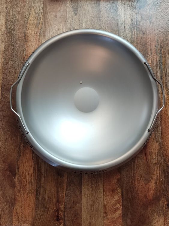 CIG Gusseisen Wok Einsatz Für 4grillers Joy 57 Cm Grill – Mit Löchern Für Optimale Röstaromen