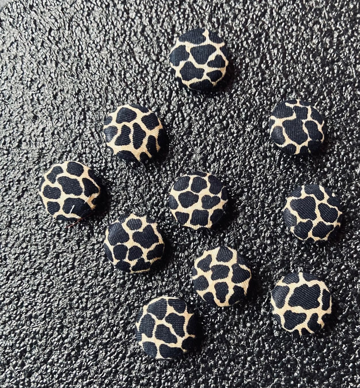 Bottoni: Schöne Leopard Stoffknöpfe *Mix* – Nuovo (secondo la descrizione) da Zuerich venduto da Perlen-Decor