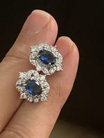 Clous d'oreilles vintage zircons  blanches bleues 1,3 X 1 cm