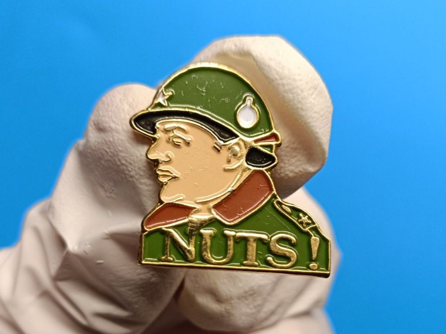 Plaquettes & Badges: Pin Nuts! General - Box 40 – D'occasion à Köniz par Pinscollect