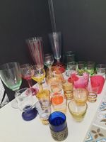 27 bicchieri diversi in vetro colorato