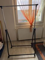 Kleiderständer auf Rollen 