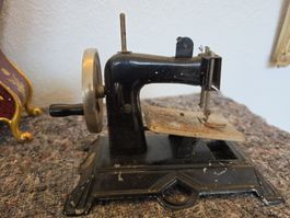 Antike Puppen-Nähmaschine, charmantes Sammlerstück!