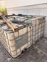 4 Wasserfässer, Schläuche und Unterbau
