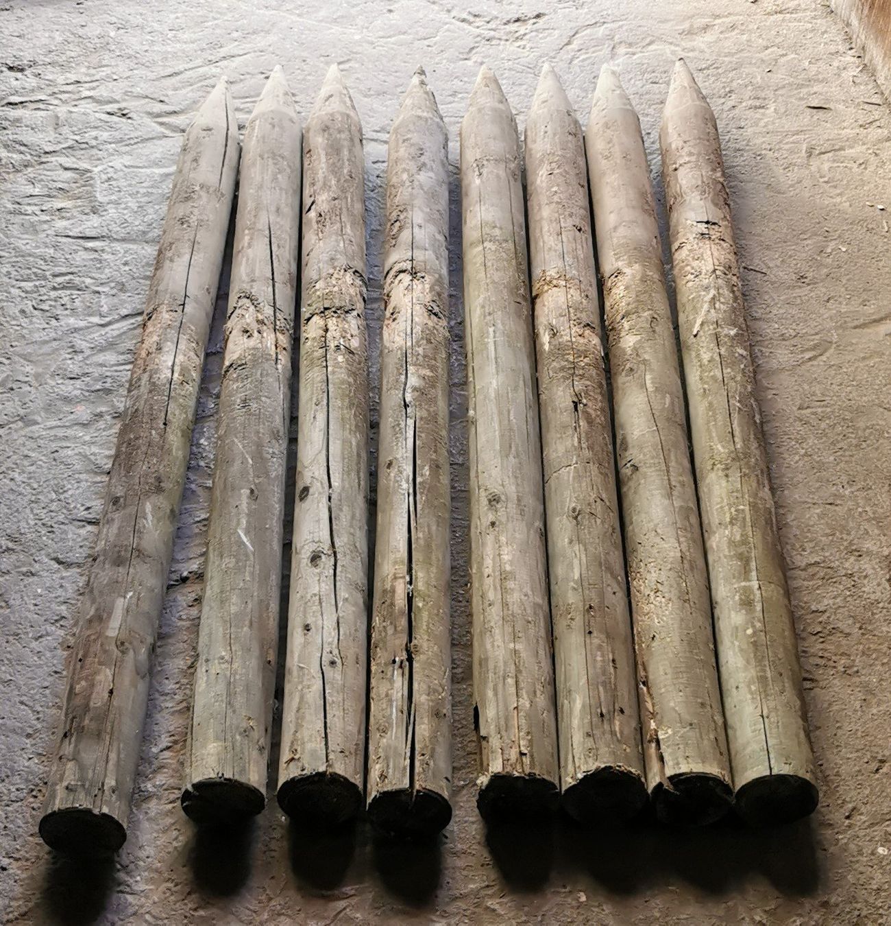 Articoli in legno: 8 Holzpfähle angespitzt rund gebraucht – Usato da Bremgarten b. Bern venduto da Vittorio0