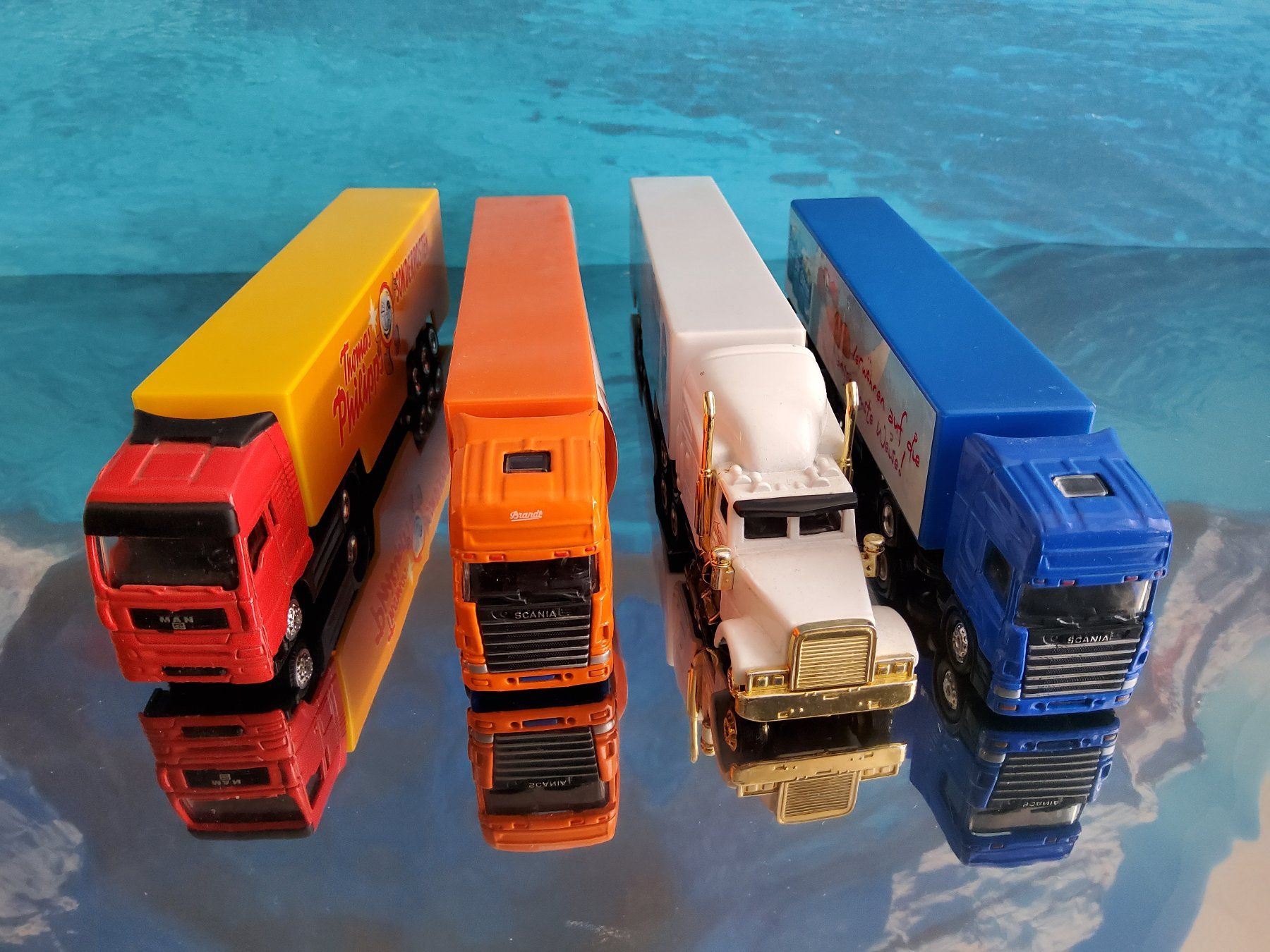 Modellautos: LKW Werbetrucker 4 Stück – Gebraucht aus Grüningen von VENOM59