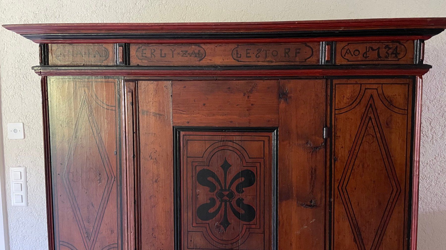 Armoires: Antiker Schrank mit Bemalung, mittelgross – D'occasion à Muri b. Bern par 4claudi 2