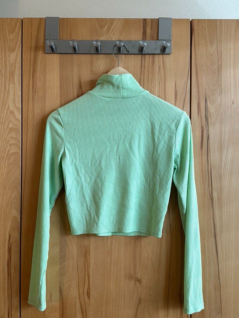 H&M Top: Grüner langarmiger Top – Usato da Schlieren venduto da car_2bwb 2