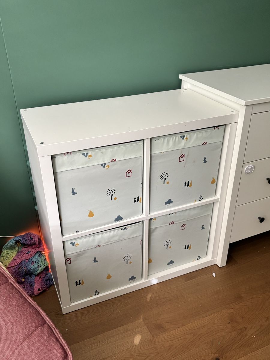Ikea Regale: Kallax White Storage Unit with 4 Fabric Boxes Good Condition – Gebraucht aus Zürich von O.Bond 1