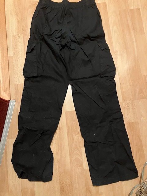 H&M Pantaloni: schwarze Stoffhose von divided (Gr. 36) – Usato da Aathal-Seegräben venduto da daso03 1