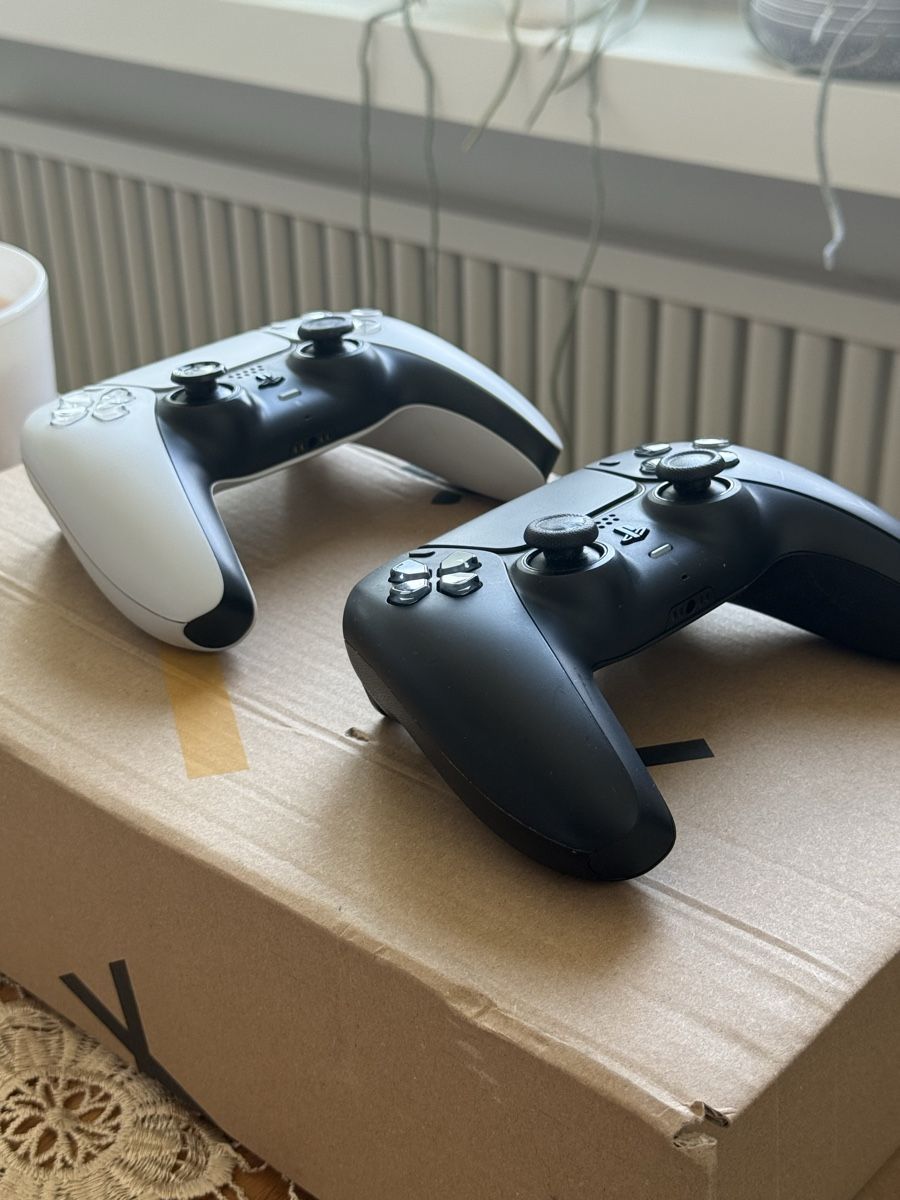 Sony Controller: 2x Sony PS5 DualSense Controller Schwarz & Weiss  – Difettoso da Goldach venduto da Elaissati 4