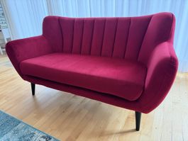 rote Couch aus Samt