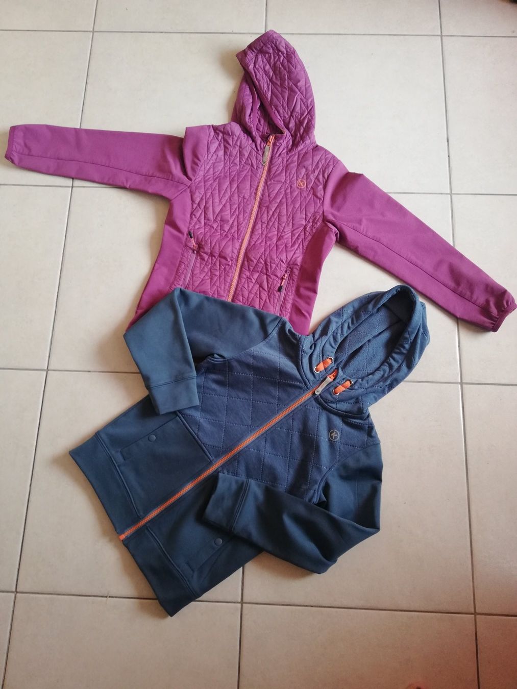 Giacche & Cappotti: Jacke und Pullijäckli Gr.128 top Zustand – Nuovo (secondo la descrizione) da Adelboden venduto da Lammhult