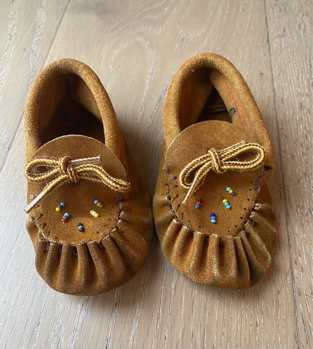 Chaussures hommes: Süsse Leder Mokassins mit Perlen – D'occasion à Zürich par Freuerei
