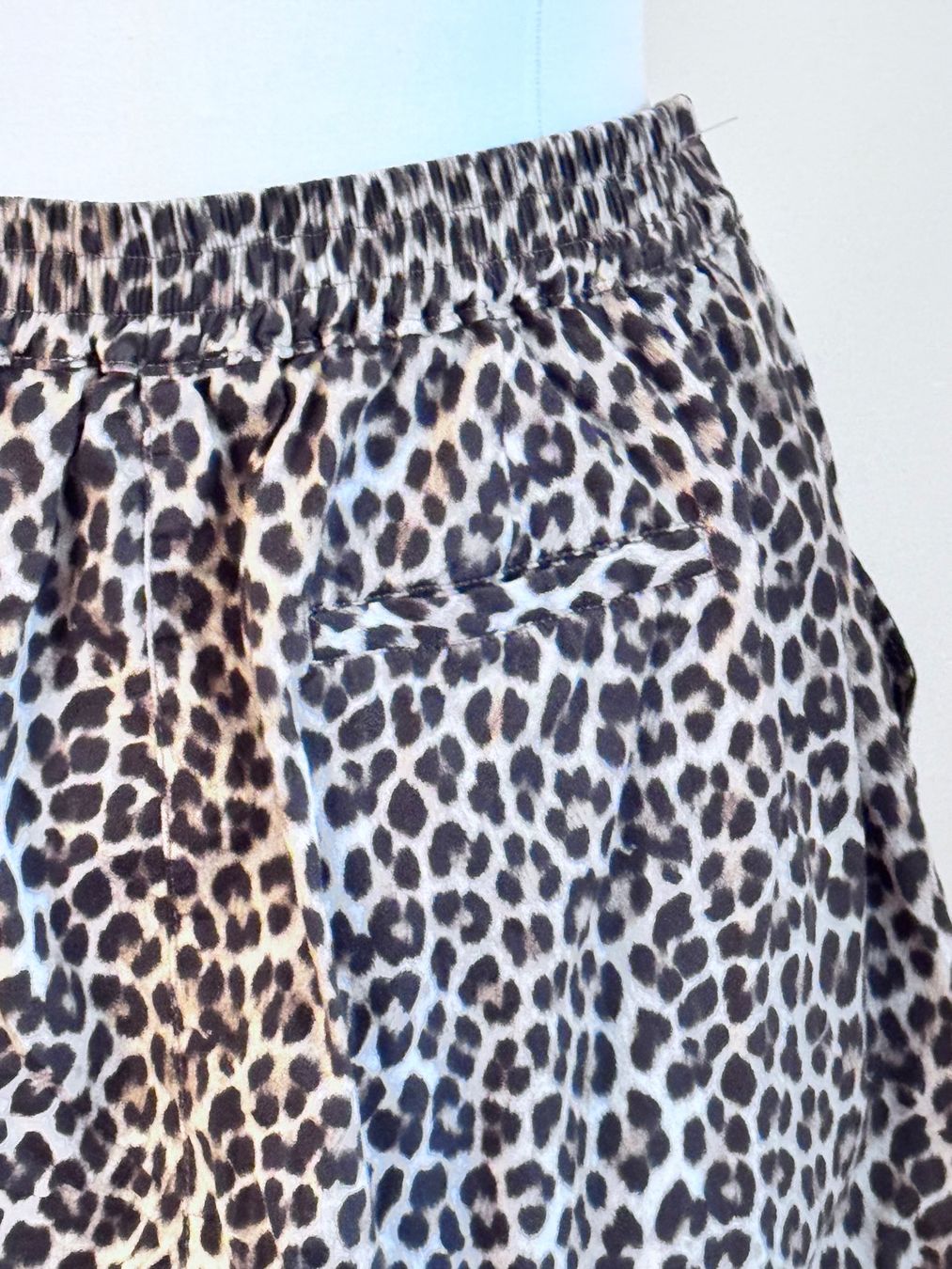 Pantaloni: Leichte Hose mit Leo-Muster – Nuovo (secondo la descrizione) da Mörschwil venduto da Mirka019 7