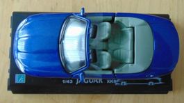 Jaguar XK8 Hongwell 1:43 Cabrio blau auf Sockel  247