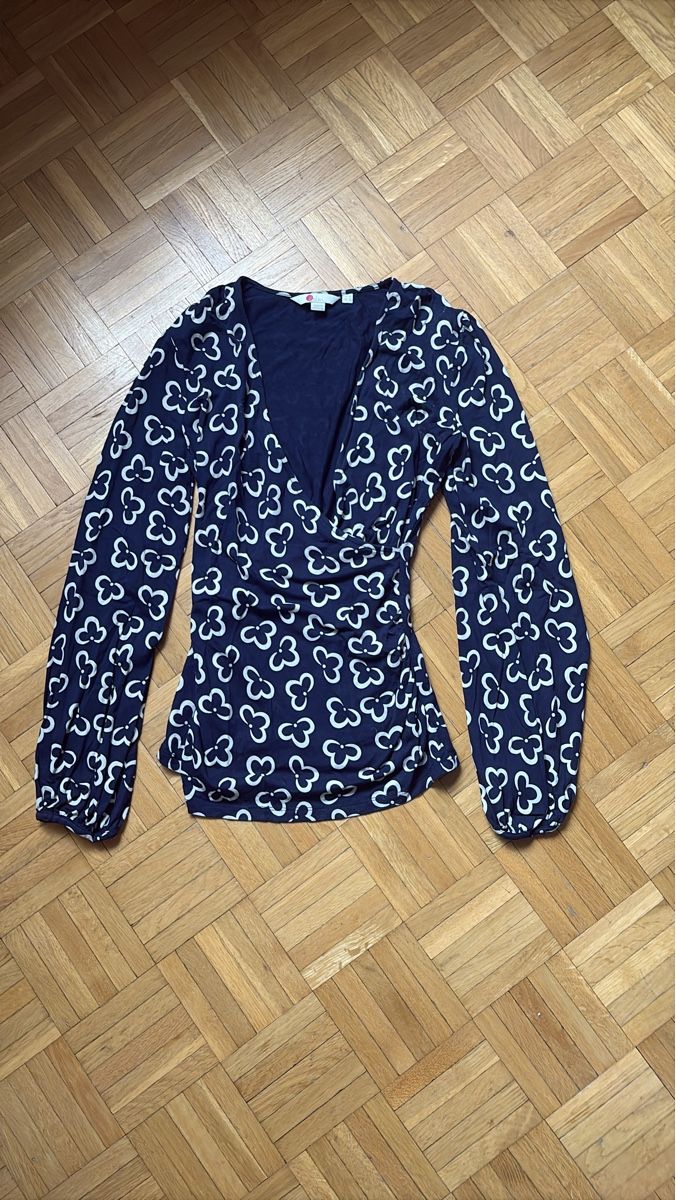 Top: Elegante Bluse mit Blumenmuster, Gr. 36 - neuwertig – Usato da Effretikon venduto da Suszacki