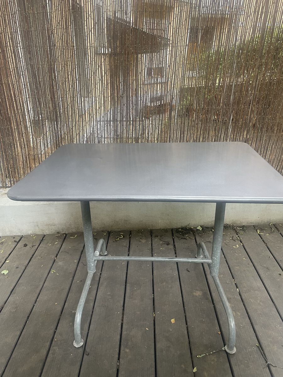 Tables: Blech-Gartentisch (möglicherweise Bigla oder Schaffner) – D'occasion à Zürich par tam_wxq2