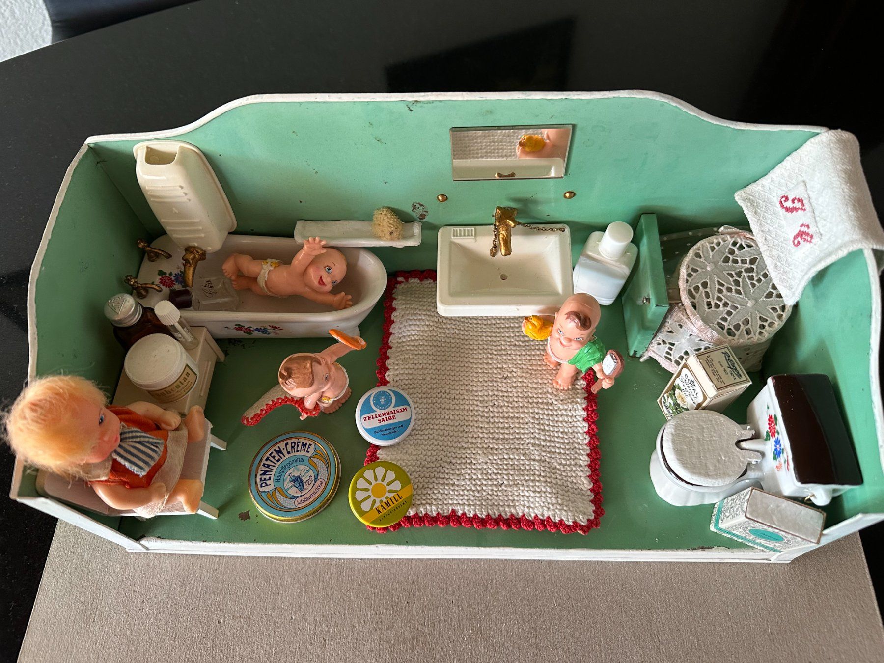 Spielzeuge: Schönes Puppenbadezimmer – Gebraucht aus Mühlethal von Buntfarbe