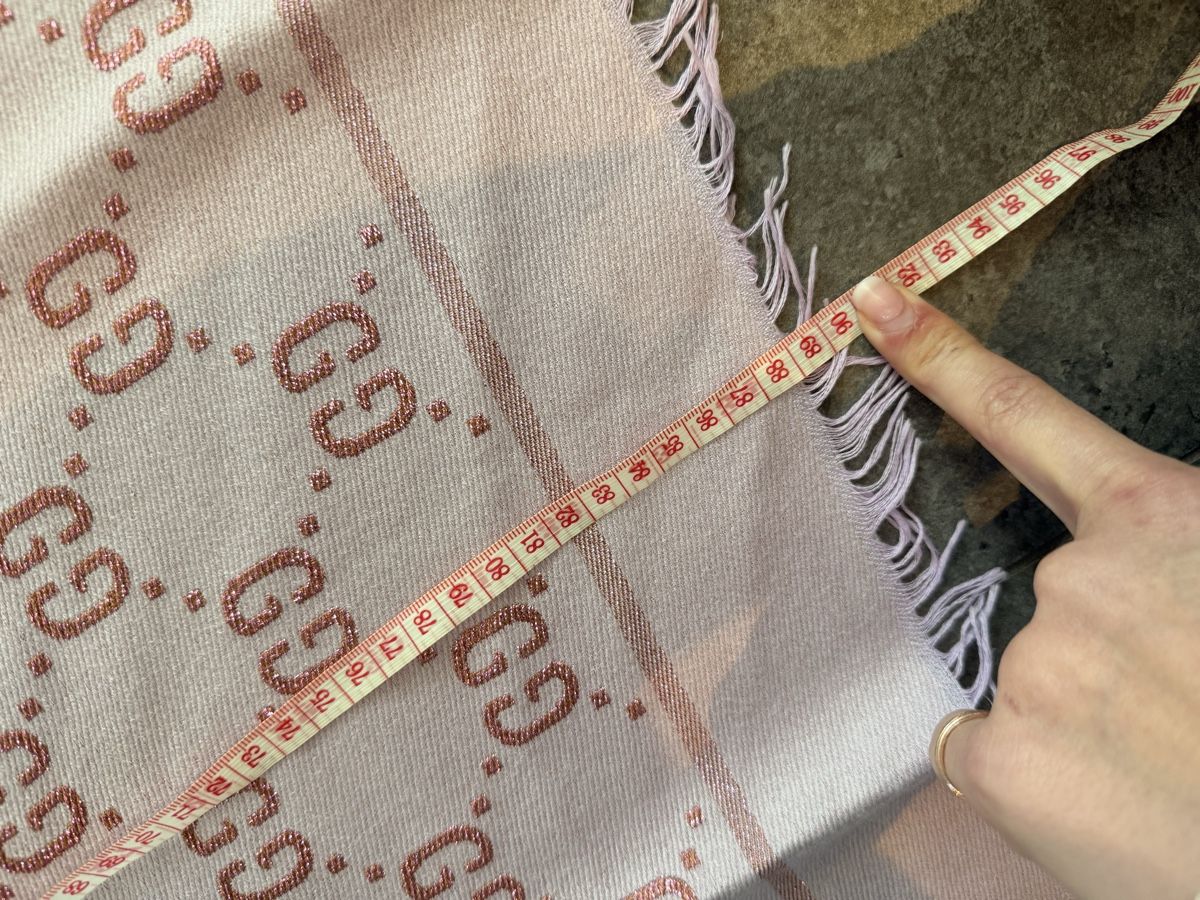 Gucci Foulard & Sciarpe: Gucci Schal rosa mit logo Muster – Usato da Pratteln venduto da Samantha... 6