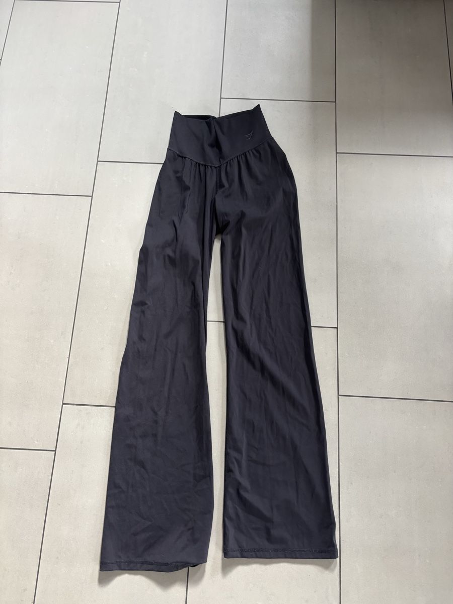 Gymshark Lotti di vestiti: Gym shark flare leggings  – Usato da Riedikon venduto da cra_kym5