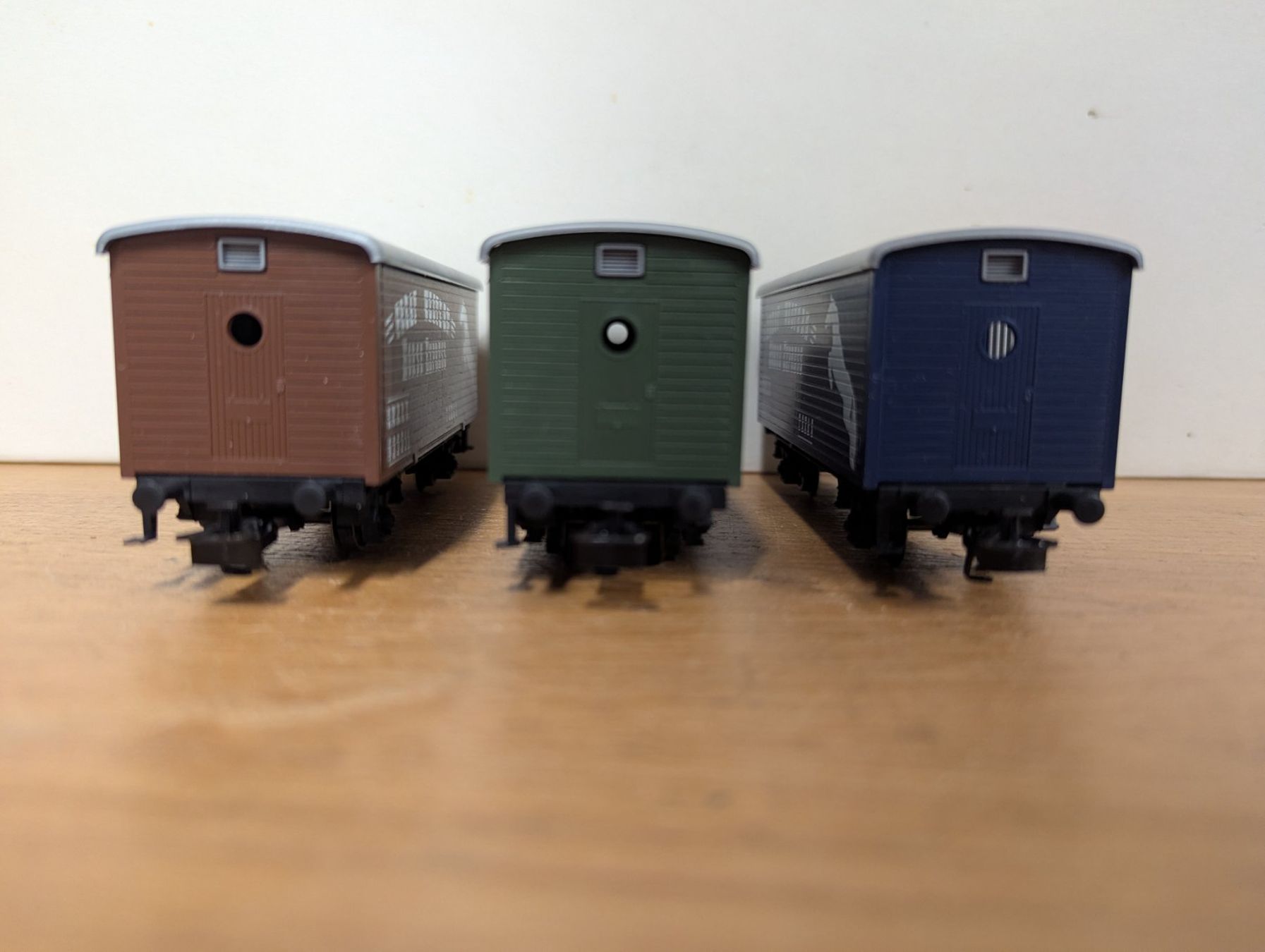 Märklin Modellini di ferrovie: Wagons à bestiaux et hangars à construire. – Usato da montcherand venduto da Niollu 4