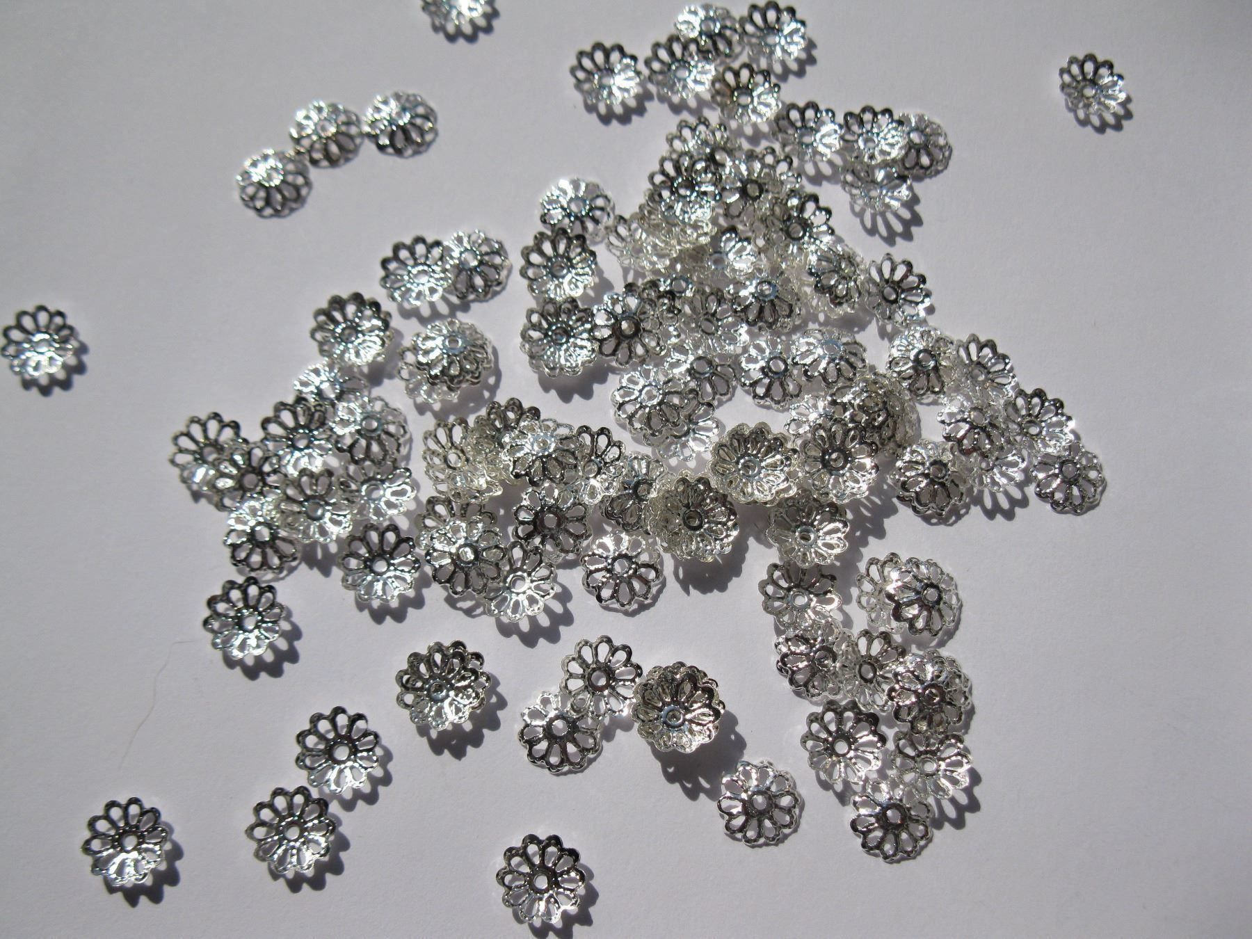 Perle (finte): 50 Perlkappen filigran, versilbert, 9mm – Nuovo e nell'imballaggio originale da St. Margarethen TG venduto da LuanaKa 1