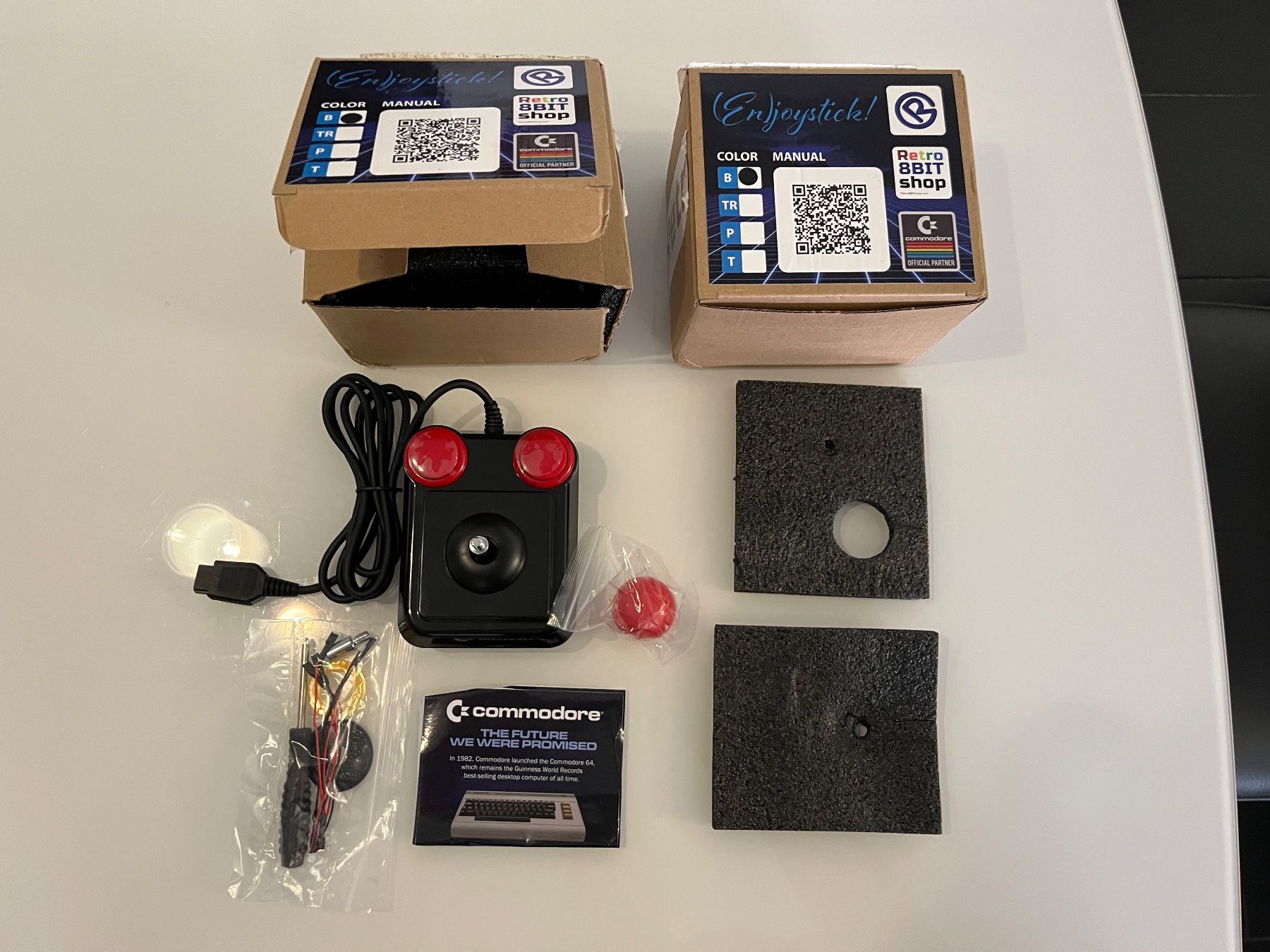 Commodore Controller: 2 x Originale Commodore C64 Joysticks - Neu! – Nuovo e nell'imballaggio originale da Nyon venduto da Andre2018 1