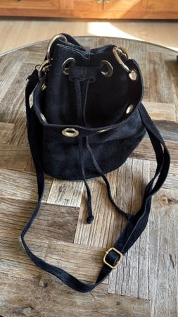 Schwarzer Wildleder Beutel mit goldenen Details
