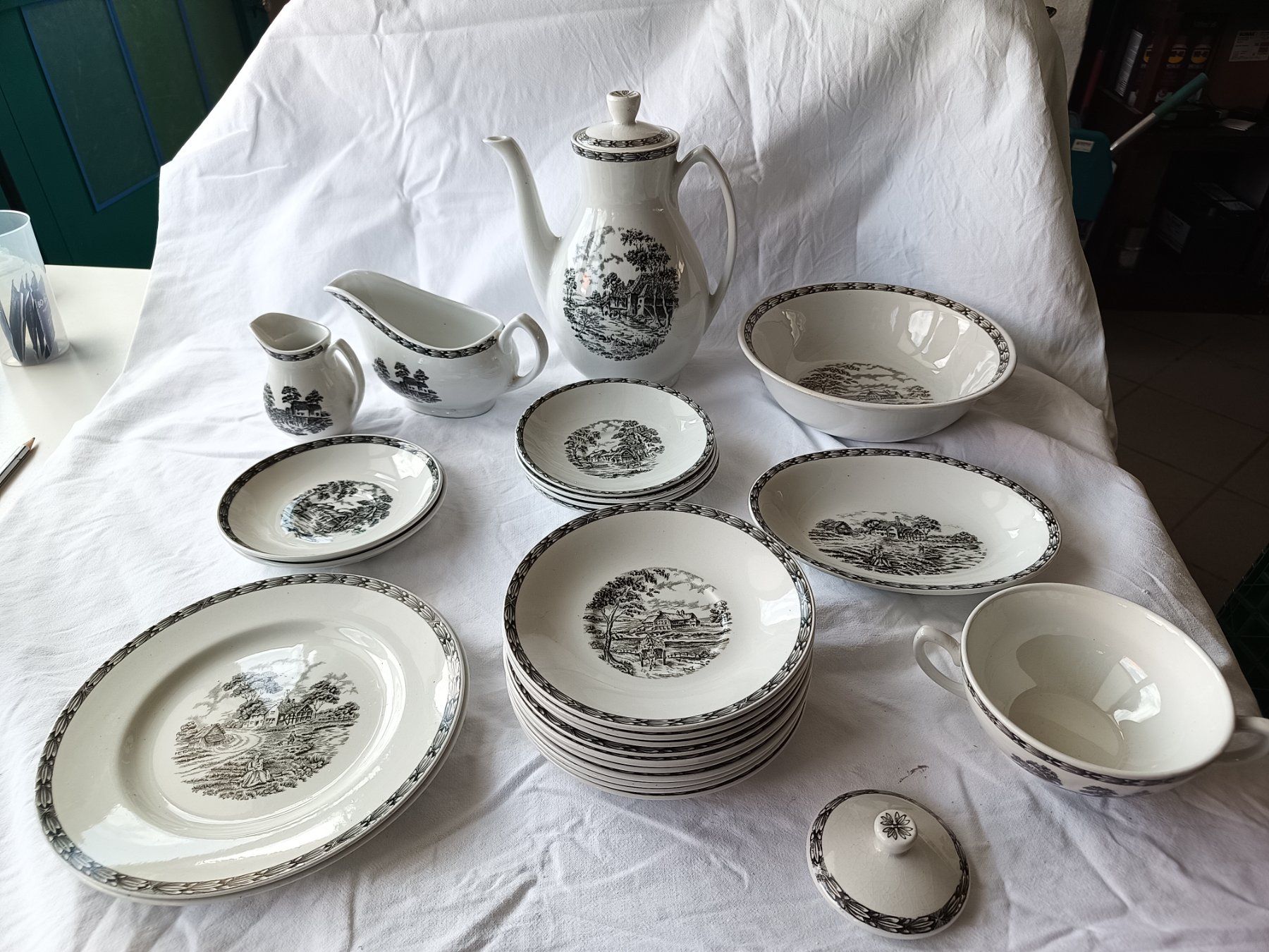 Set di piatti: Rustic England Porzellan – Usato da Oberegg venduto da A-Z.Handel.Loehrer