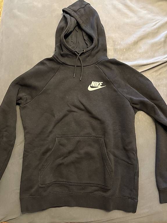 Pullover & Sweatshirts: Schwarzer Nike Pullover – Gebraucht aus Münchenstein von van_2jtc