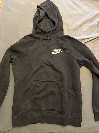 Schwarzer Nike Pullover