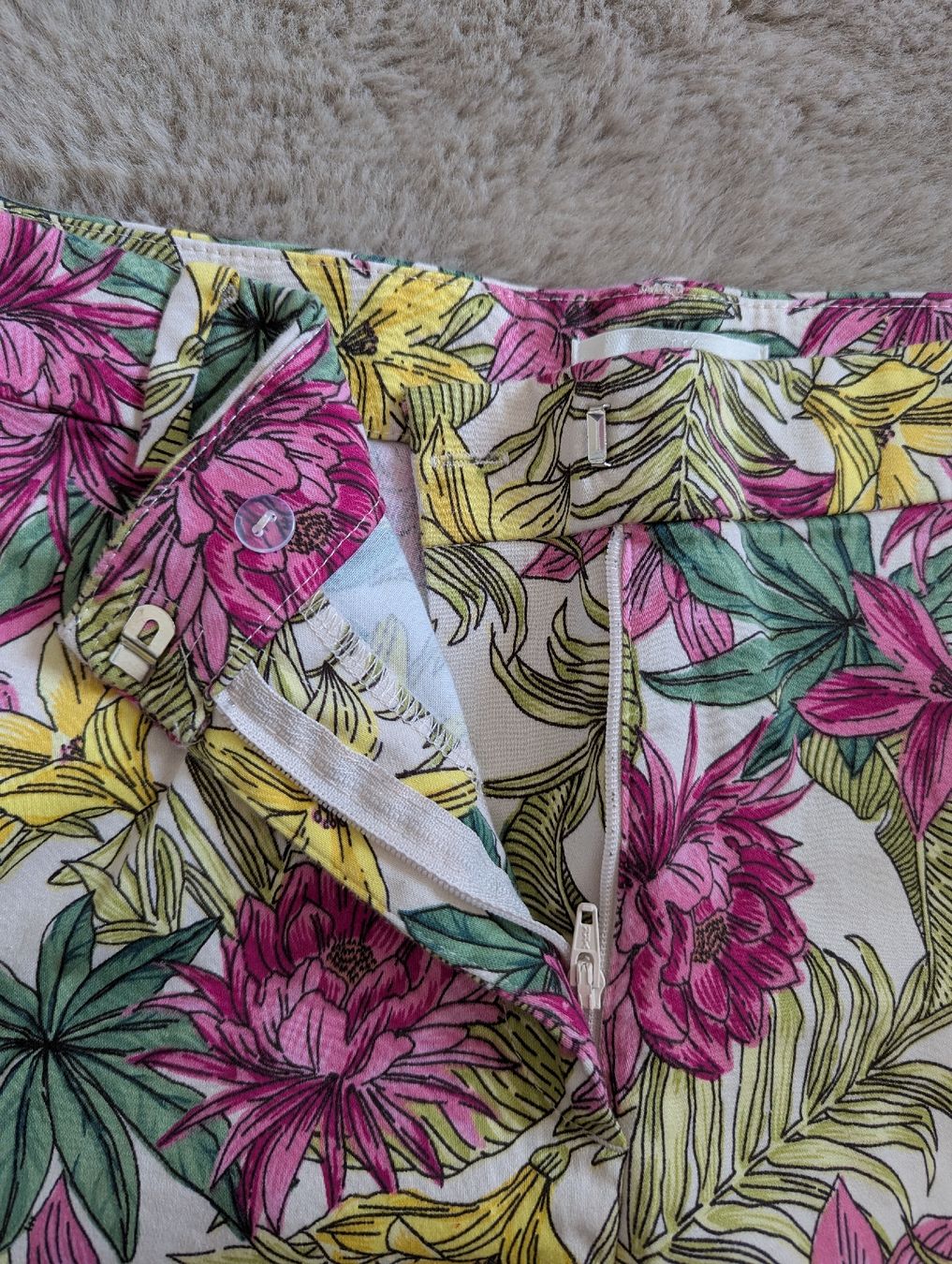 H&M Pantaloni: short fleurs H&M 42 – Usato da Montreux venduto da dem_gyt9 3