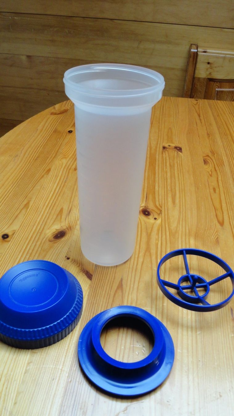 Tupperware Contenitori & Simili: Tupperware Shaker 750ml komplett Neuwertig – Usato da Gstaad venduto da Meiel2020 1