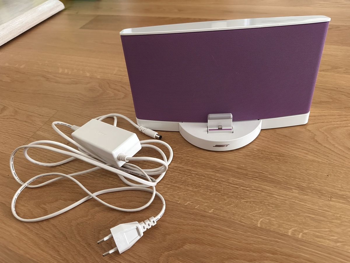 Bose Casse acustiche: Bose SoundDock lila iPhone Lautsprecher inkl Fernbedienung – Usato da Basel venduto da bet_zbh9
