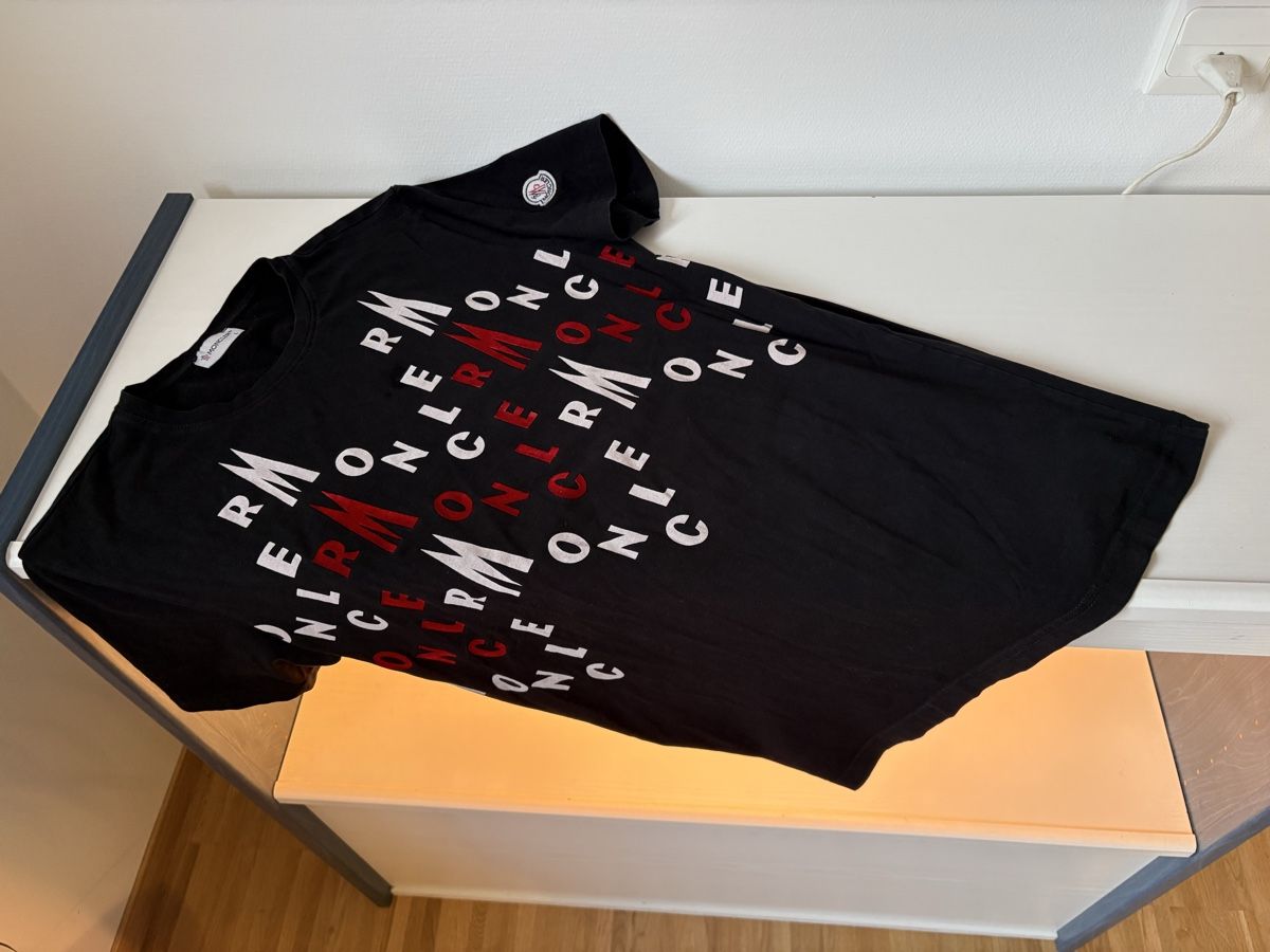 Moncler T-Shirts: Moncler T-Shirt, Gr. M/L – Neu und originalverpackt aus Rorschach von CREDOCONTRO