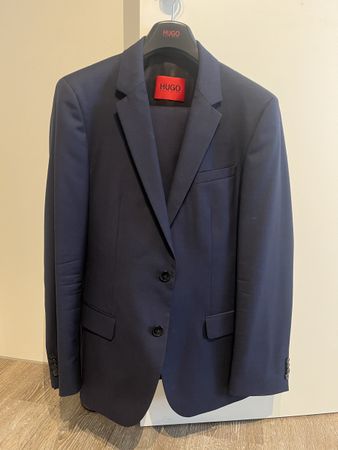 Navy blue Hugo Boss suit, size 48, in perfect condition!