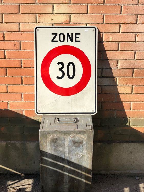 Wunderschone 30er Zone Schild Bildnull