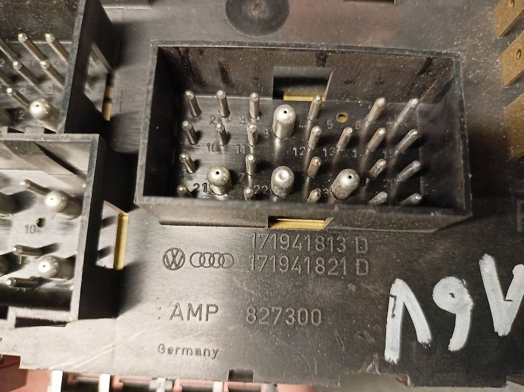 Toutes les pièces auto: Fuse box VW Golf 16v – D'occasion à Bironico par aut_v8ks 1