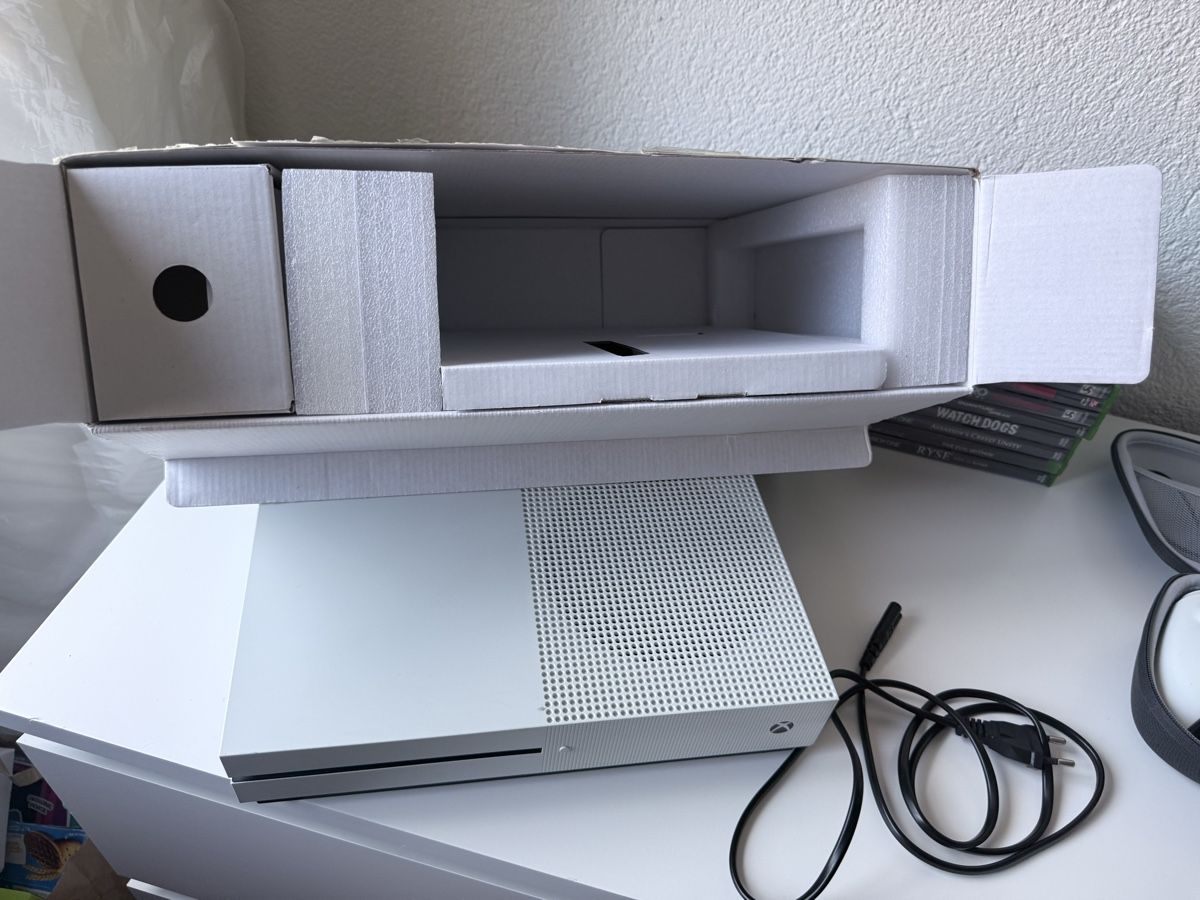 Microsoft Console: Xbox one s  – Usato da Plasselb venduto da val_6dkn 4