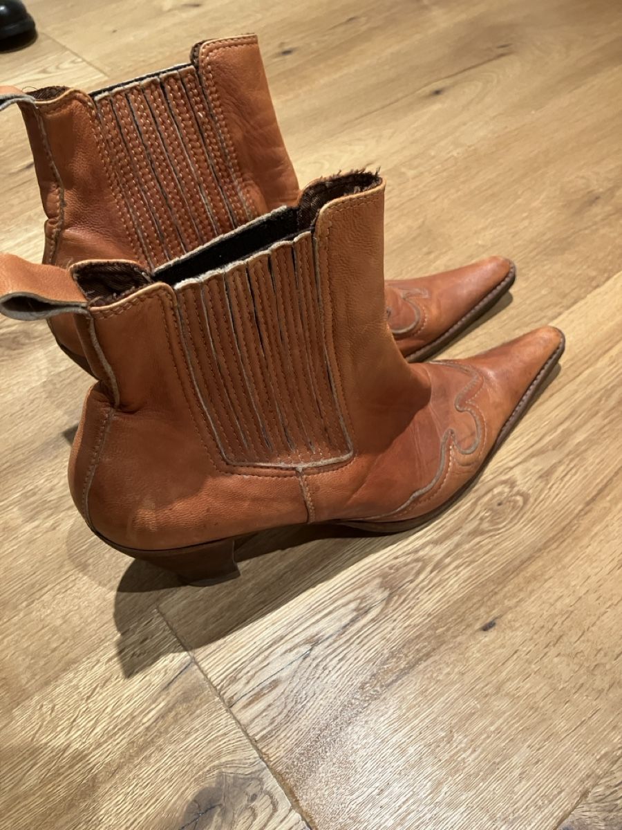 Damenschuhe: Cowboy Stiefel – Gebraucht aus Moleson-s-Gruyeres von Mosaikplastik