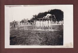 PHOTO - Gymnastes aux barres parallèles