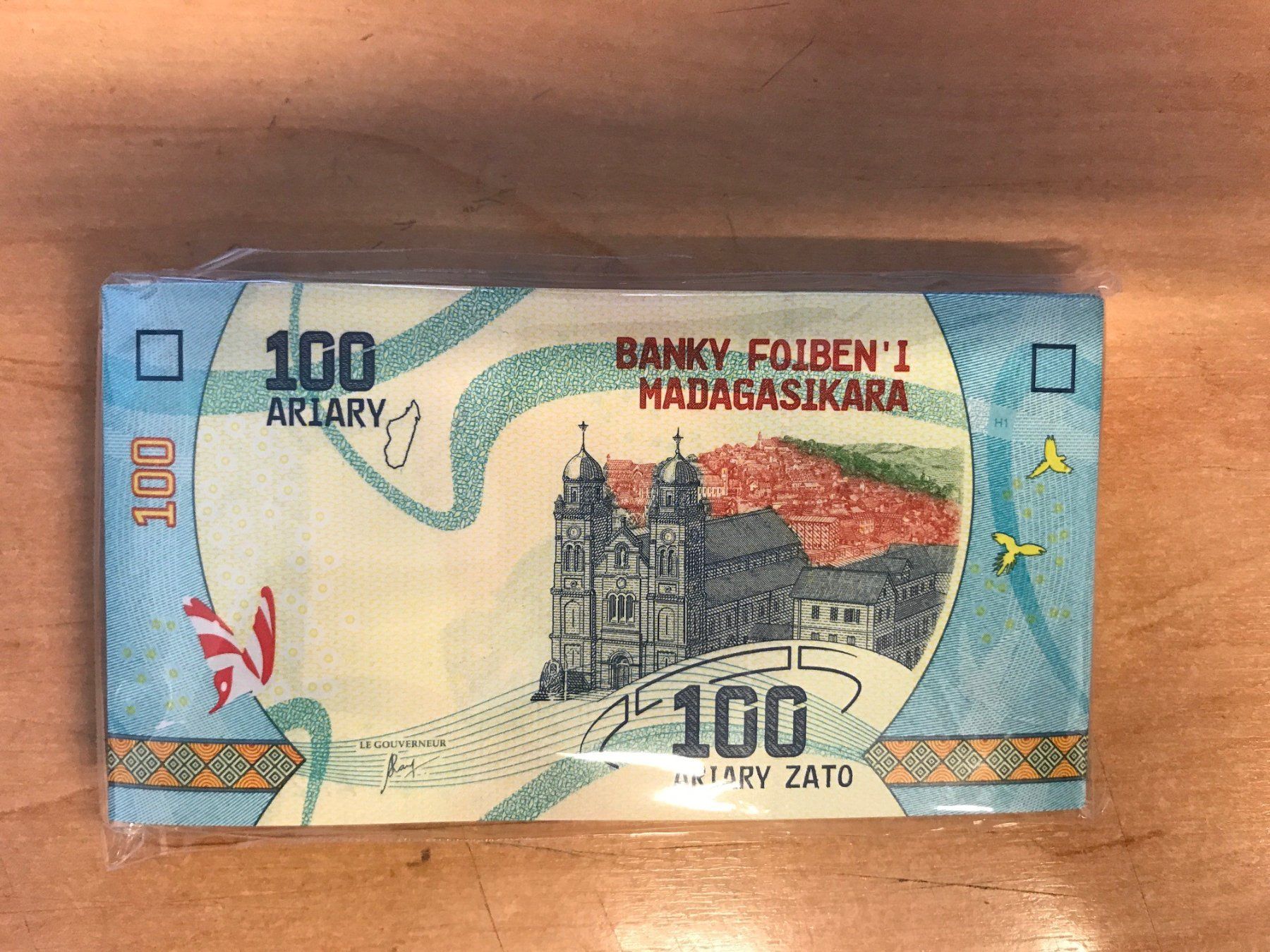 Banconote: 1000 billets de 100 ARIARY type 2017 Madagascar – Nuovo e nell'imballaggio originale da Matran venduto da Bridge-Mania 2