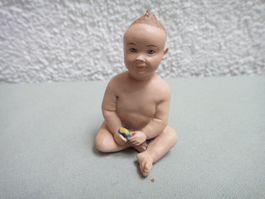 Puppenhauszubehör, Baby sitzend
