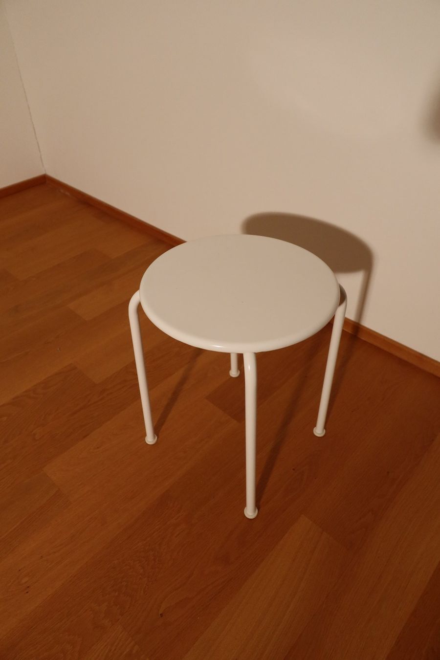 Ikea Tabourets: Metallhocker weiss – D'occasion à Kilchberg ZH par and_y5q6